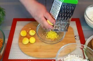 Приготовление печеночного торта из куриной печени с морковью и луком: шаг 12