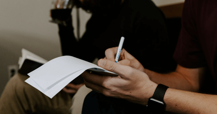 руки пишут в блокноте