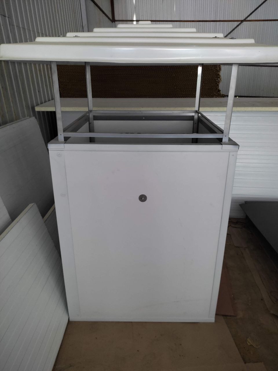 Вытяжная шахта из сэндвич-панелей с дроссельной заслонкой 960х960 мм для вентиляции на фермах КРС