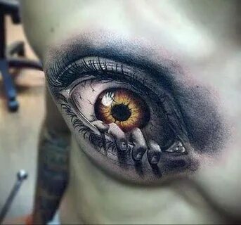 Реалистичный глаз с ресницами в стиле «реализм» на лопатке девушки