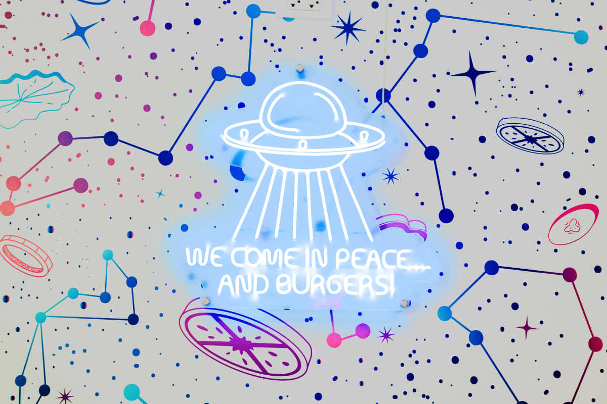 Брендинг для бургерной Astro Burger: логотип, фирменный стиль, упаковка, космическая стилистика