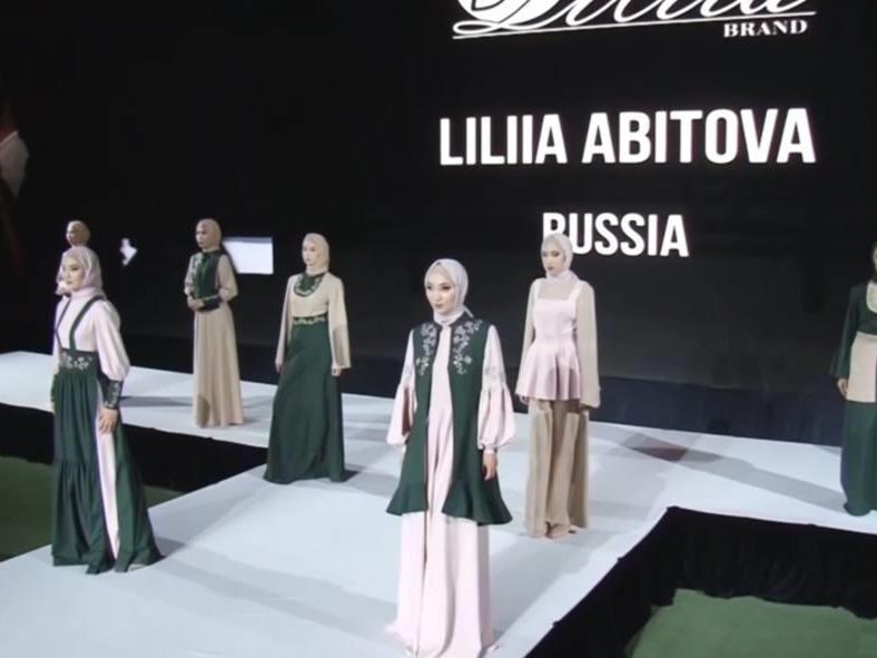 Финальный выход коллекции на подиуме Aspara Fashion Week