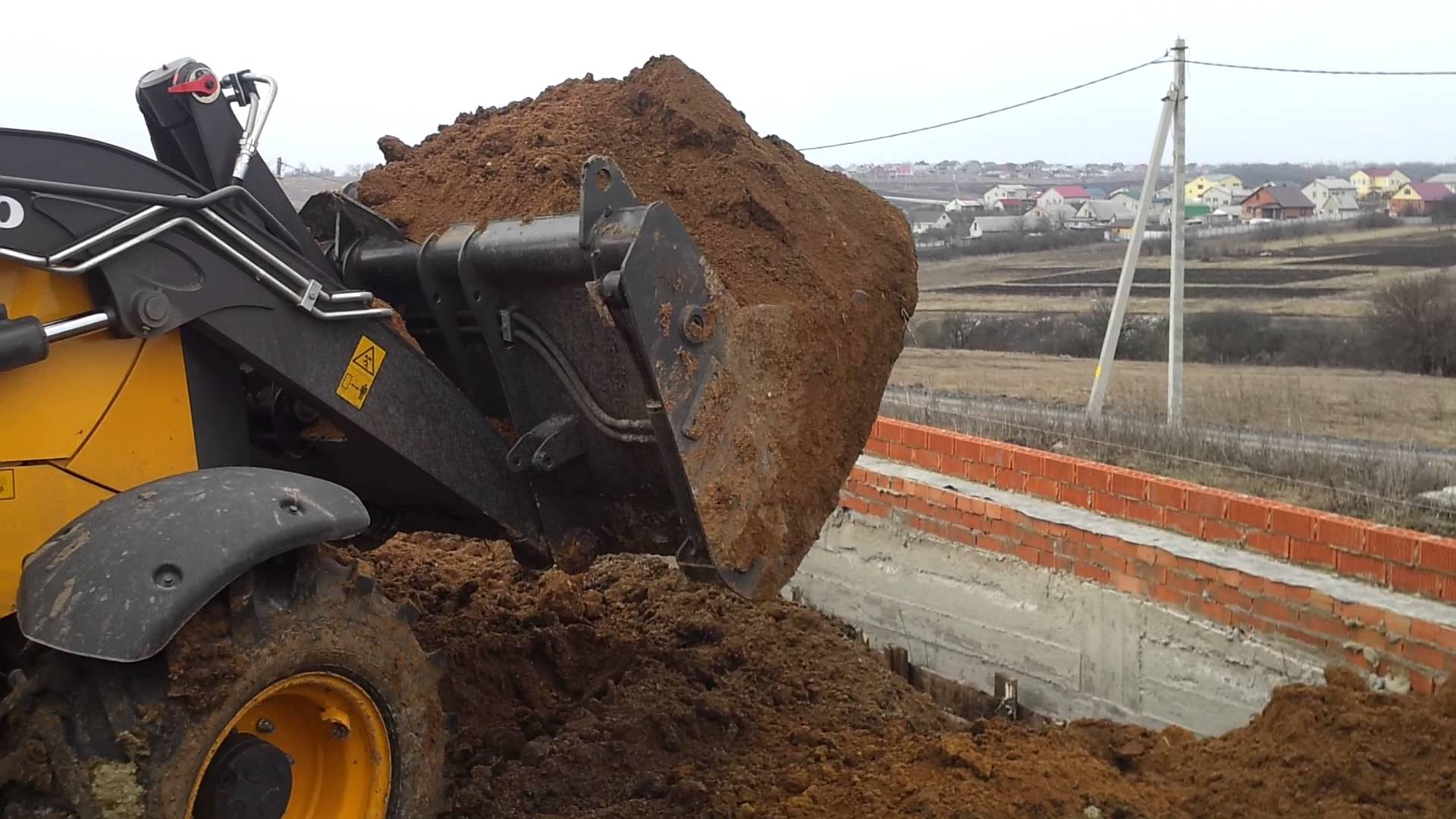 Грунт на отсыпку. Копка котлована. Утрамбовка грунта под фундамент. Трамбовка щебня 20-40 виброплитой. Засыпка траншеи песком.