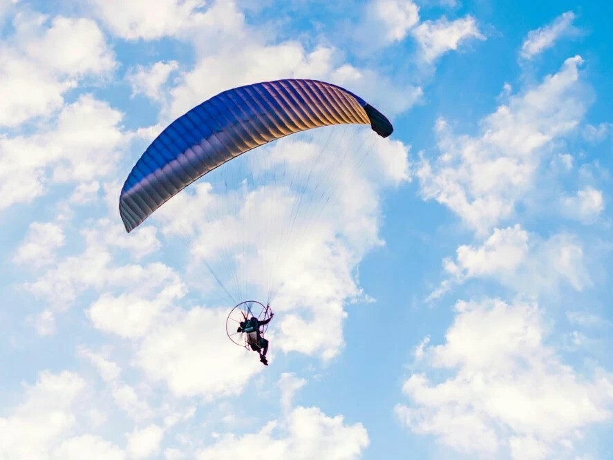 фото парня и девушки на романтическом свидании в публичном месте