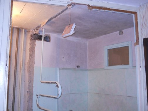 Можно ли сносить стену между ванной и кухней в хрущевке?