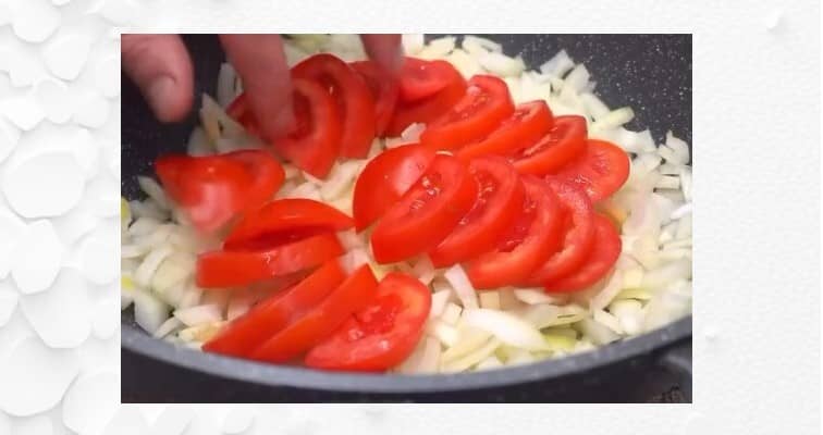 Приготовление тушёного минтая с овощами в сковороде: шаг 4