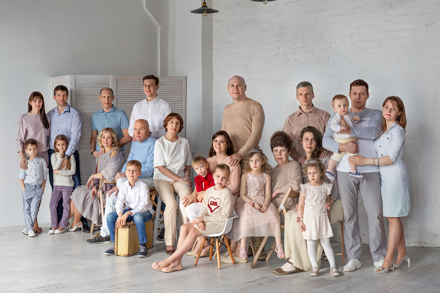 25 человек и 25 родителей. Фотосессия большой семьи. Большая семья. Фотосессия большой семьи в студии. Семья несколько поколений.