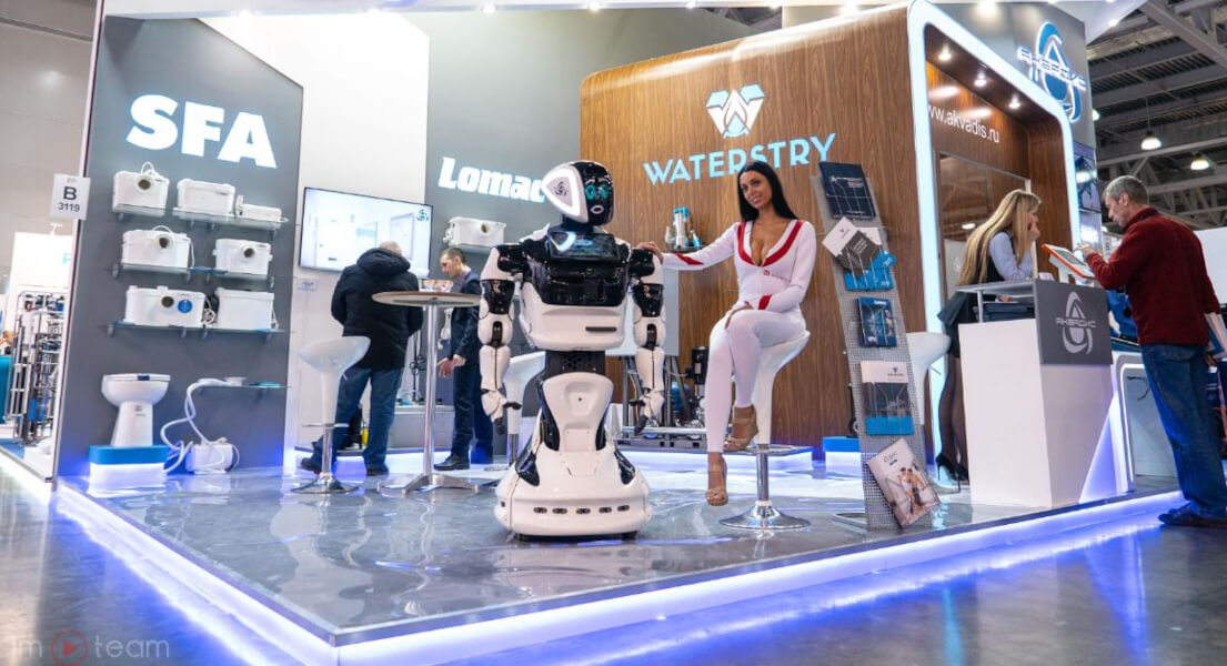 Робот Promobot V4 автономно перемещается между гостями выставки