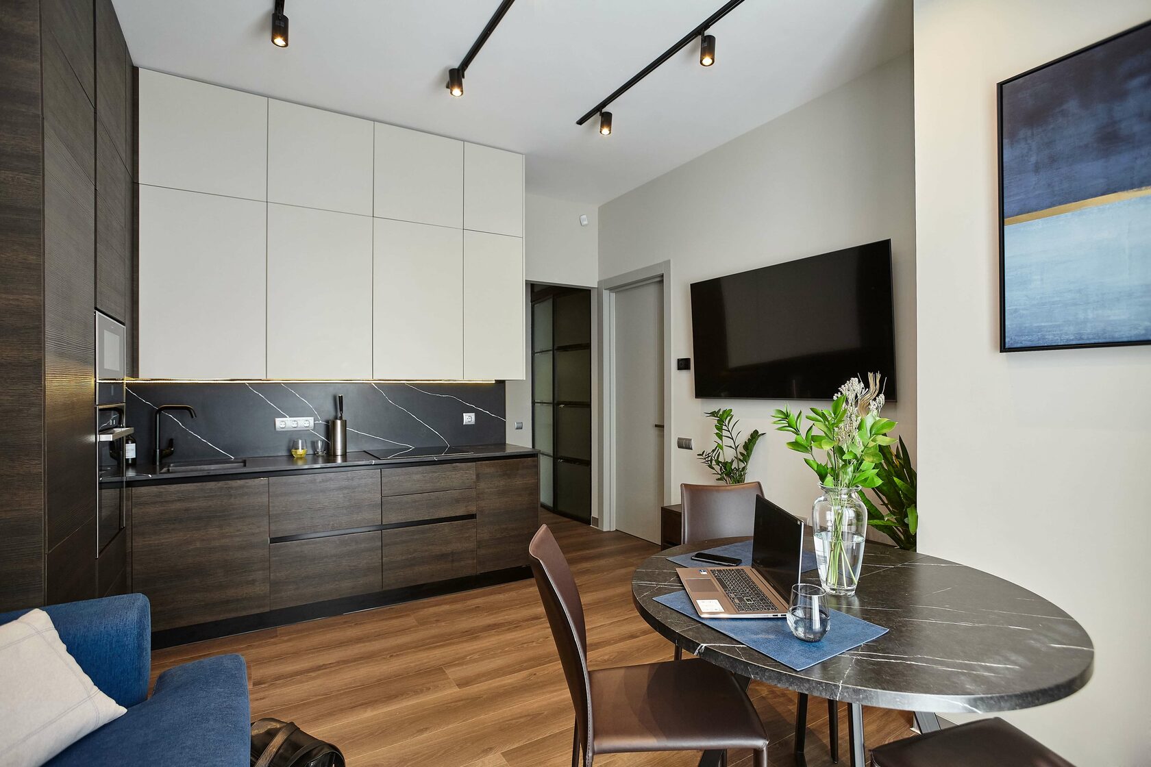 Зиларт - Дизайн интерьера кухни, стол, стулья, телевизор