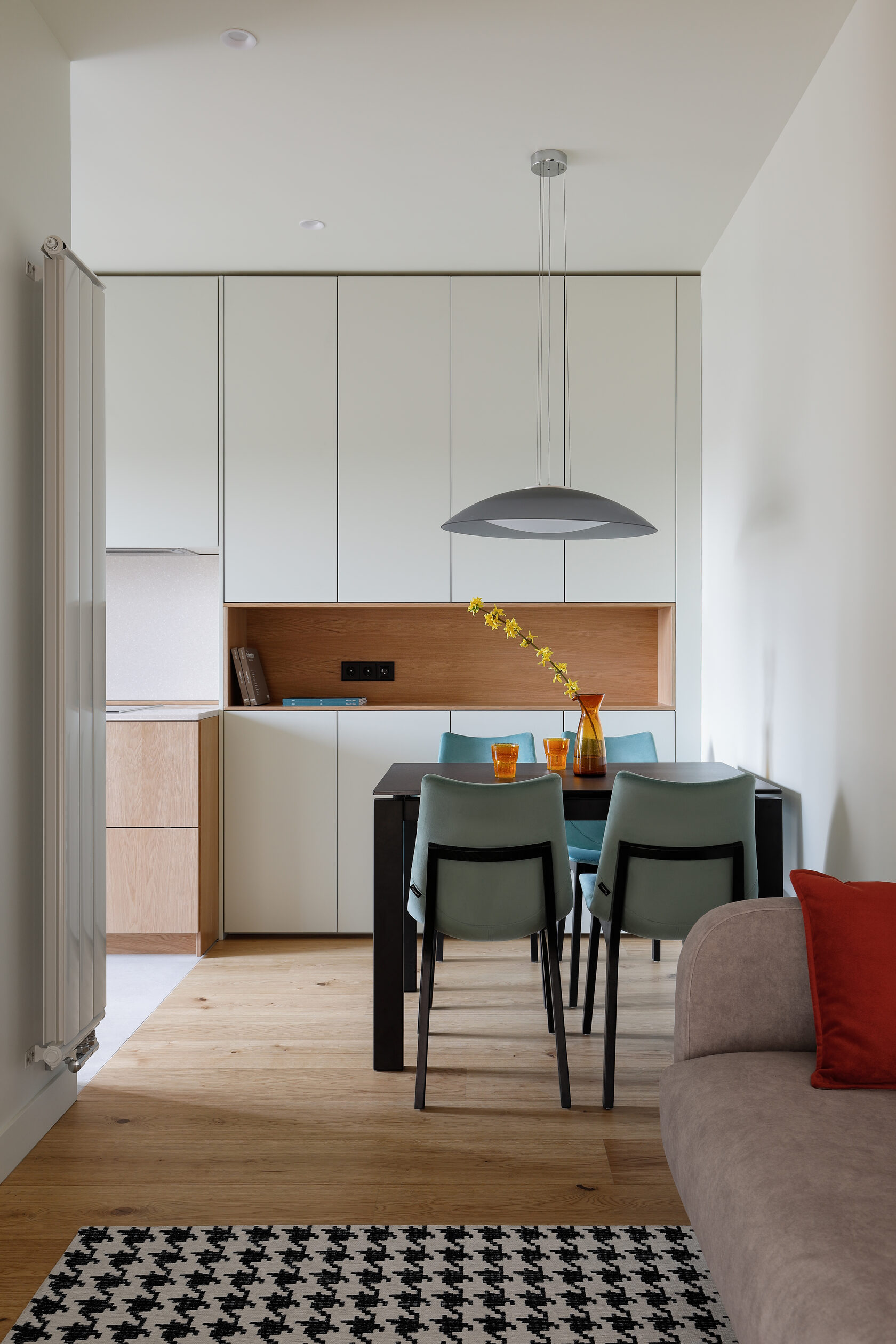 Кухня с гарнитуром у окна