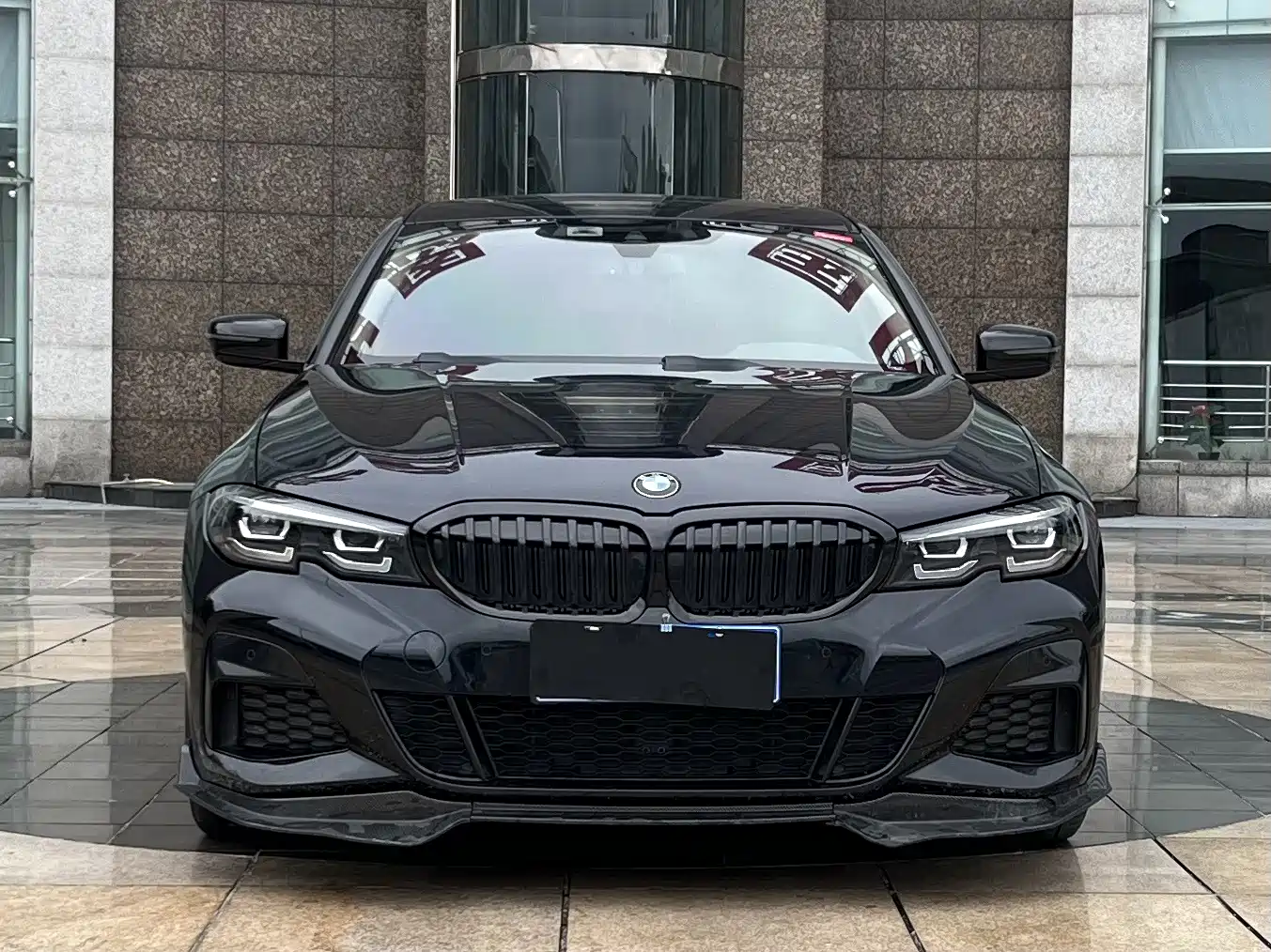 BMW 325Li G28 2022 M Sport Night Edition — вид спереди, фары, решётка радиатора и передний бампер