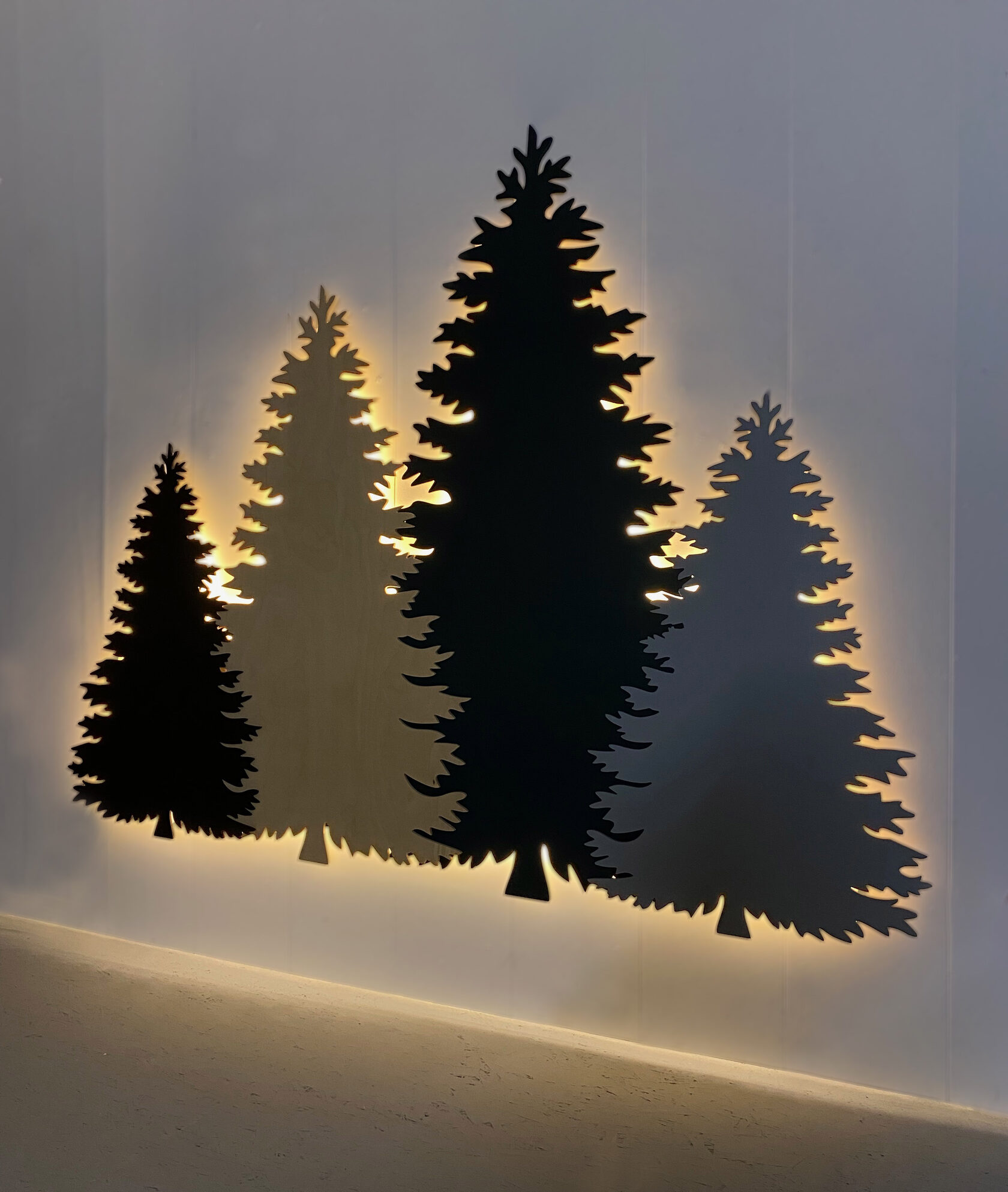 панно елки с подсветкой на стене 