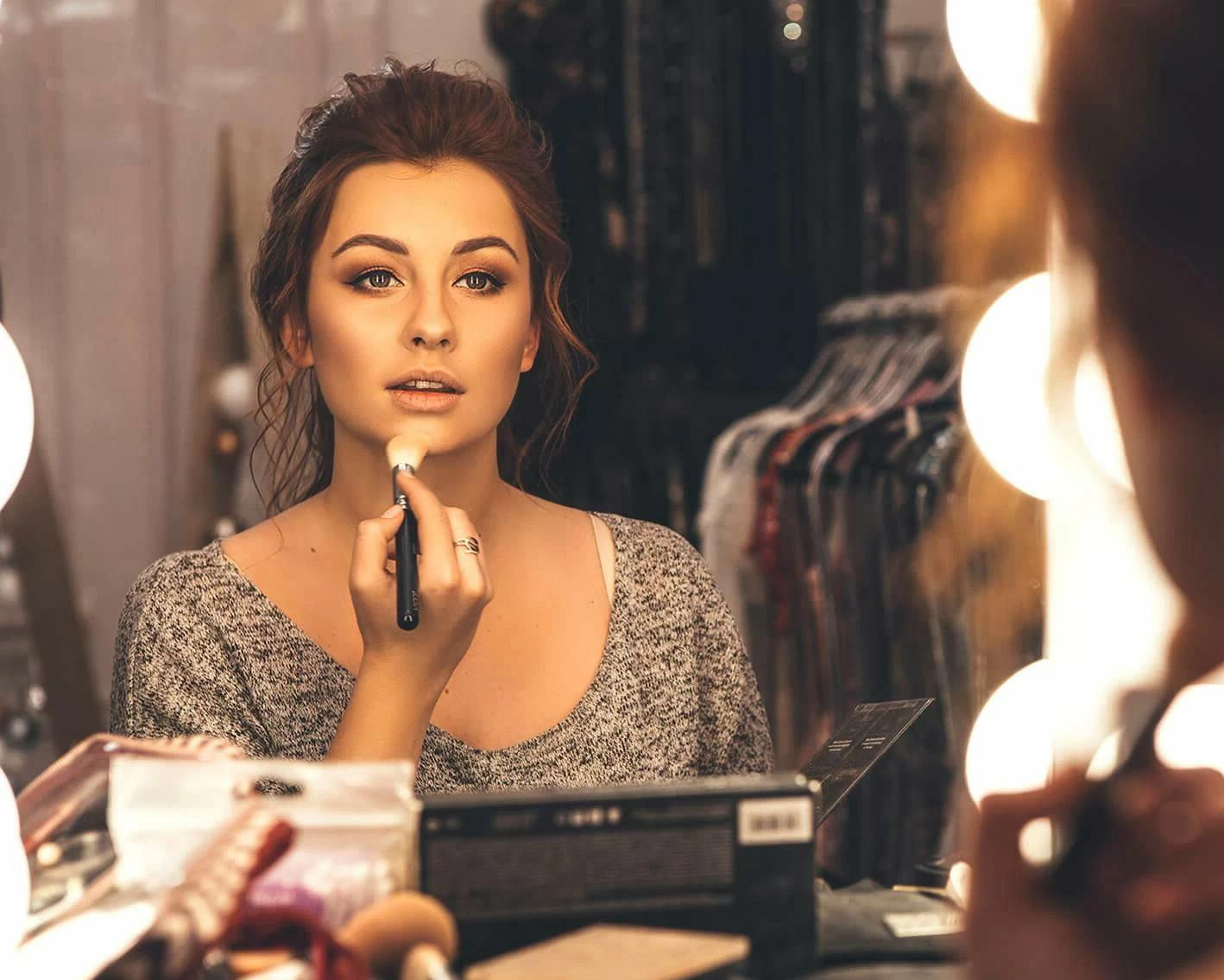 фото нанесения макияжа на лицо девушки 