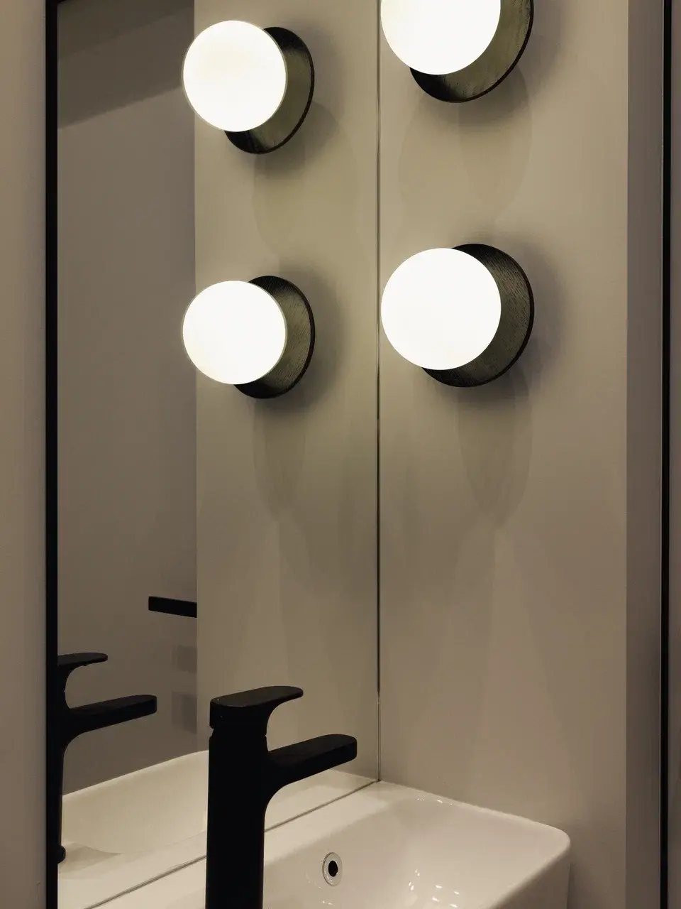 белая раковина в туалете