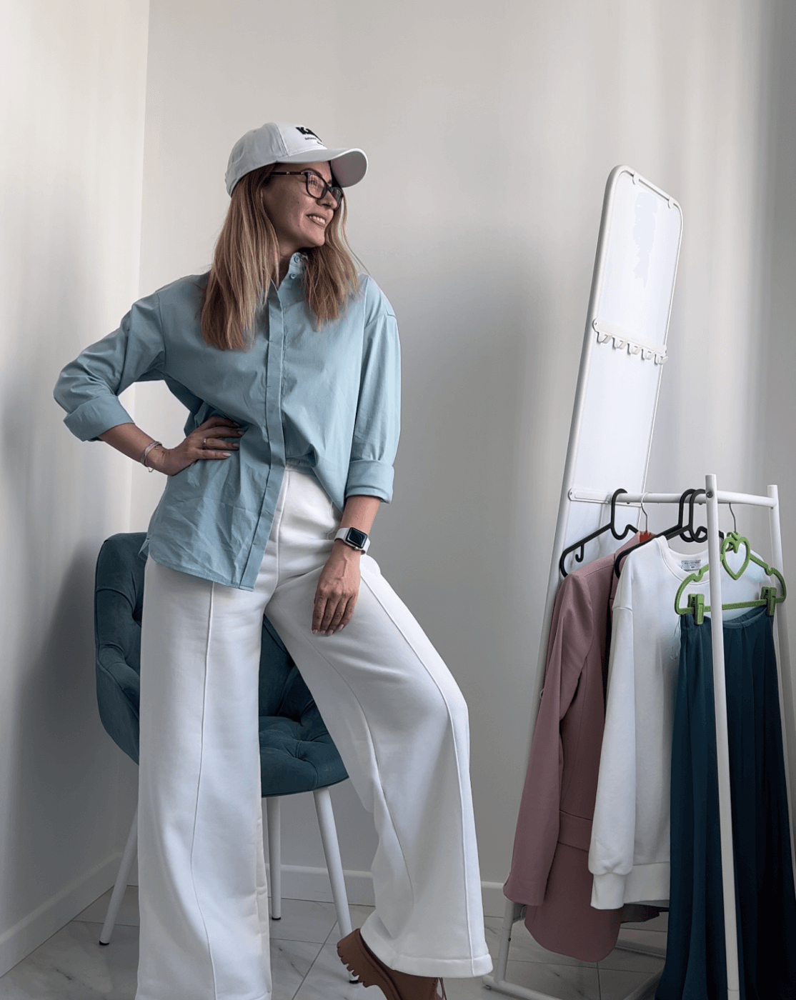 Девушка в стильной одежде: кепке, рубашке и брюках