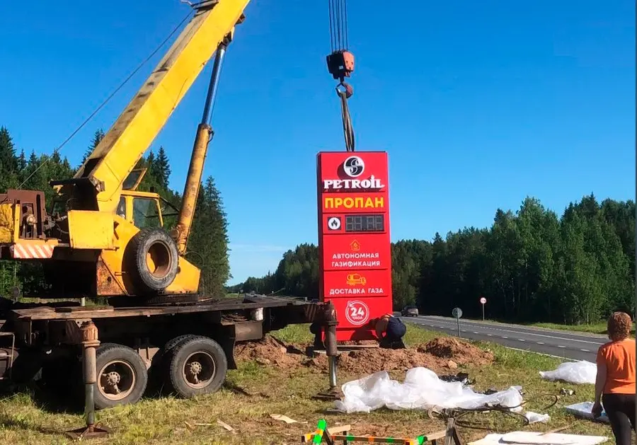 Монтаж стелы PETROL на объекте