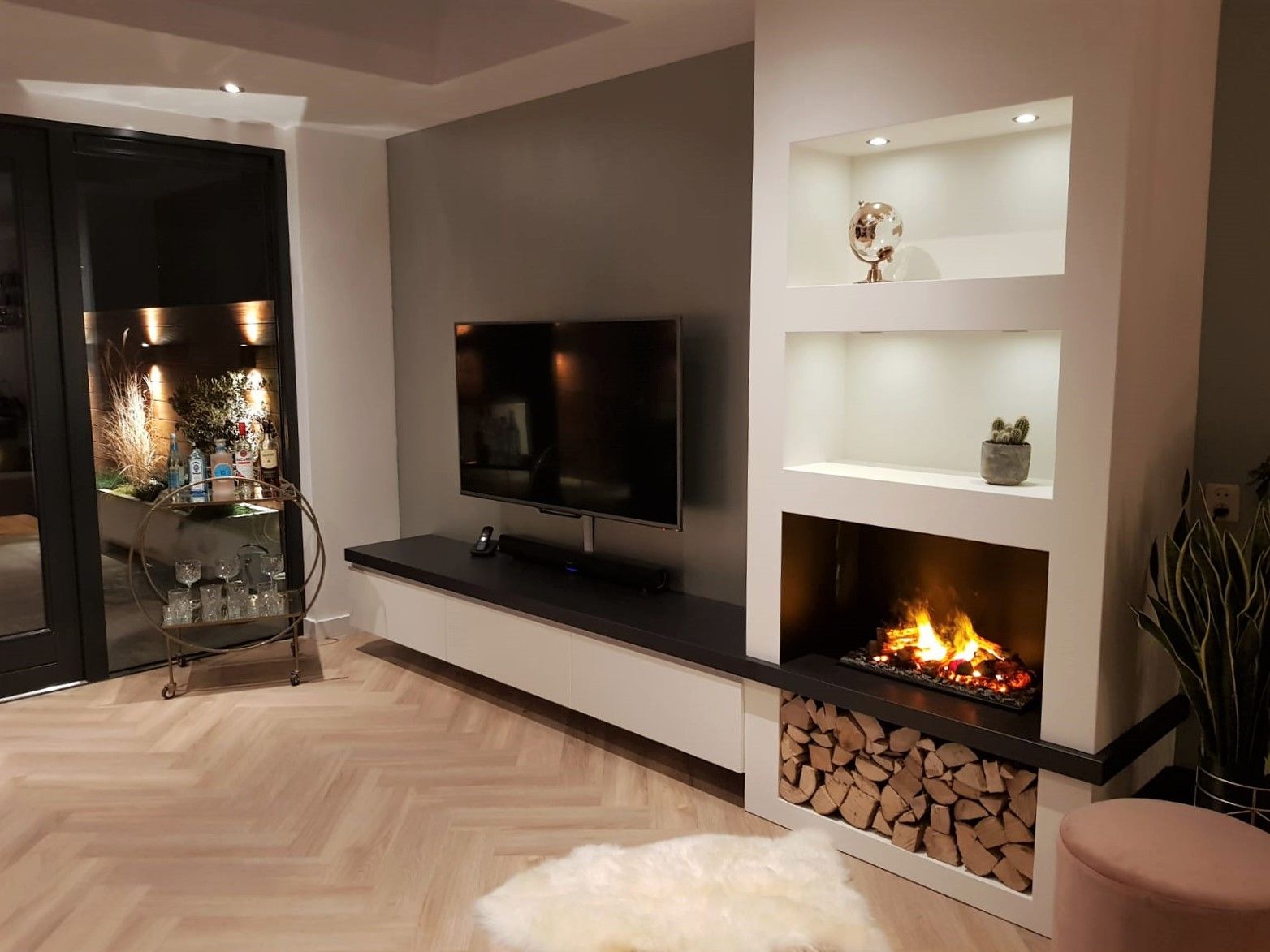 Photo by https://vmestebar.ru/kaminy-pod-televizor-v-interere