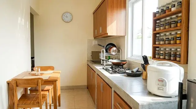 Dapur kecil rapi dengan penyimpanan vertikal dan countertop minimalis