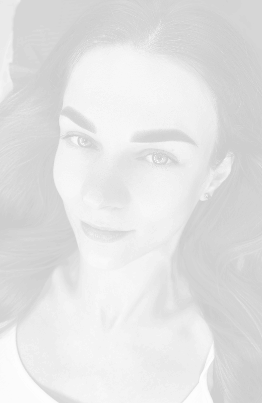 Девушка с ярким перманентным макияжем бровей