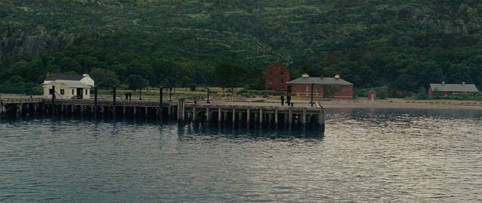 Остров Проклятых Сверх широкий план