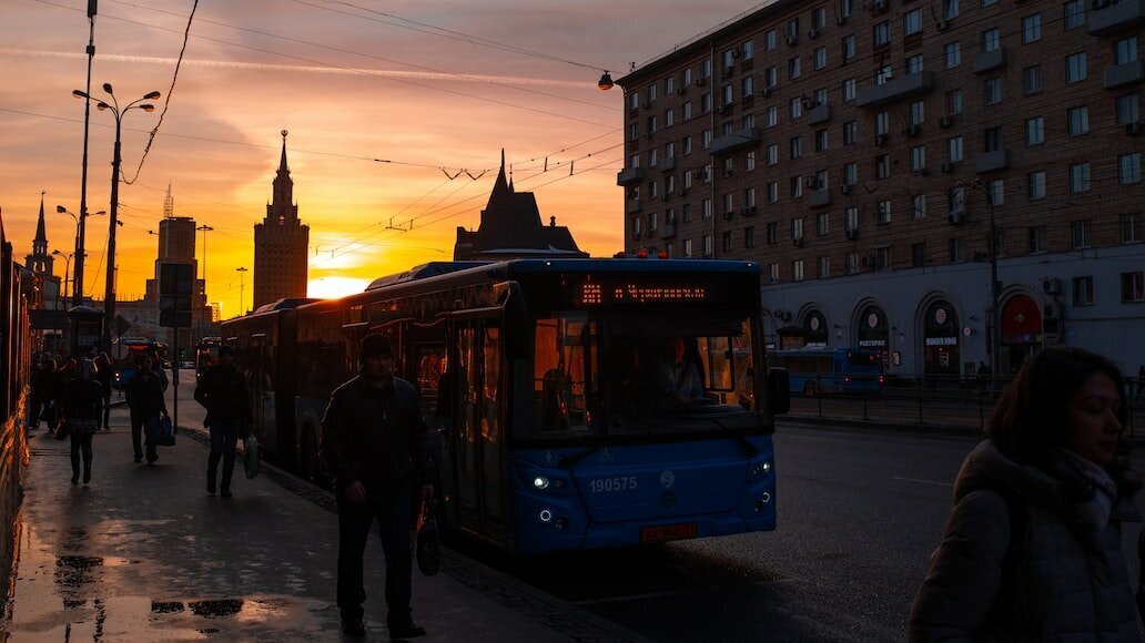 Все ночные маршруты автобусов стартуют от метро «Китай-город». Остановки по пути только по требованию (кроме тех, что у станций метро) — заранее сообщите водителю, если хотите выйти. Фото: Ant Rozetsky / Unsplash 