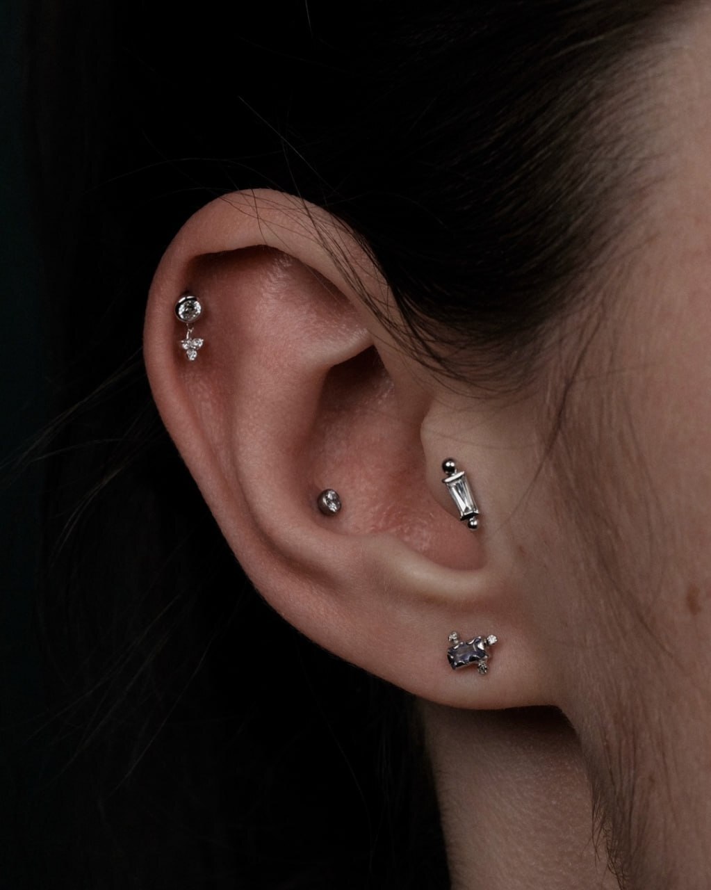 Прокол хряща уха хеликс