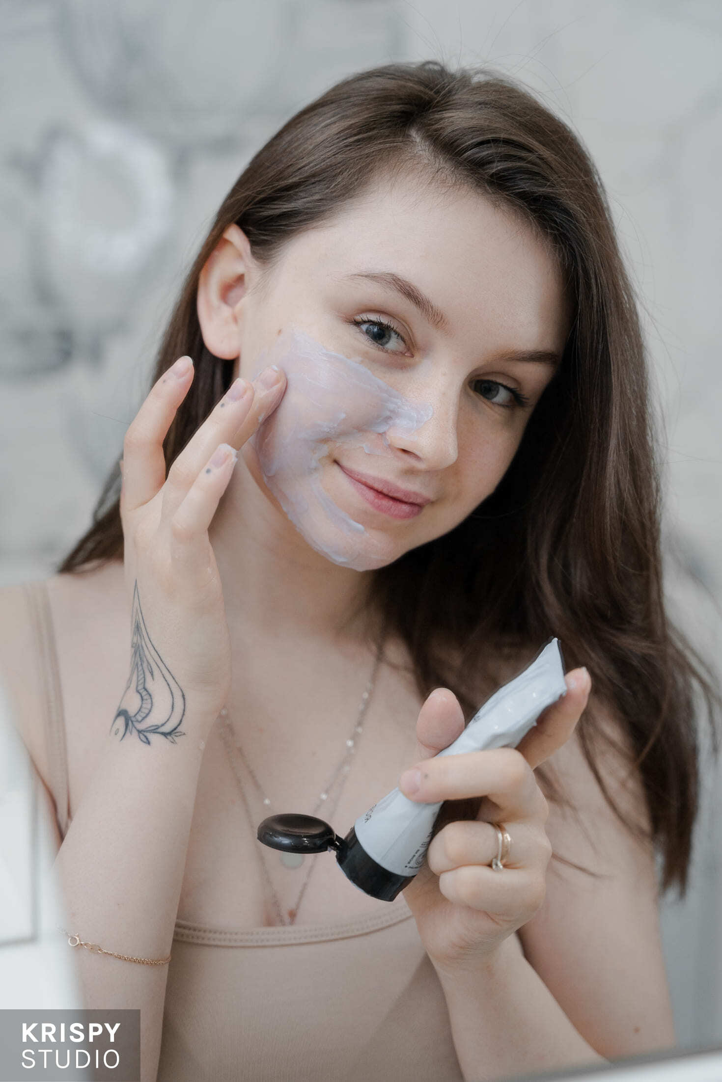 Уход за кожей с косметической маской от Riche на фоне студии