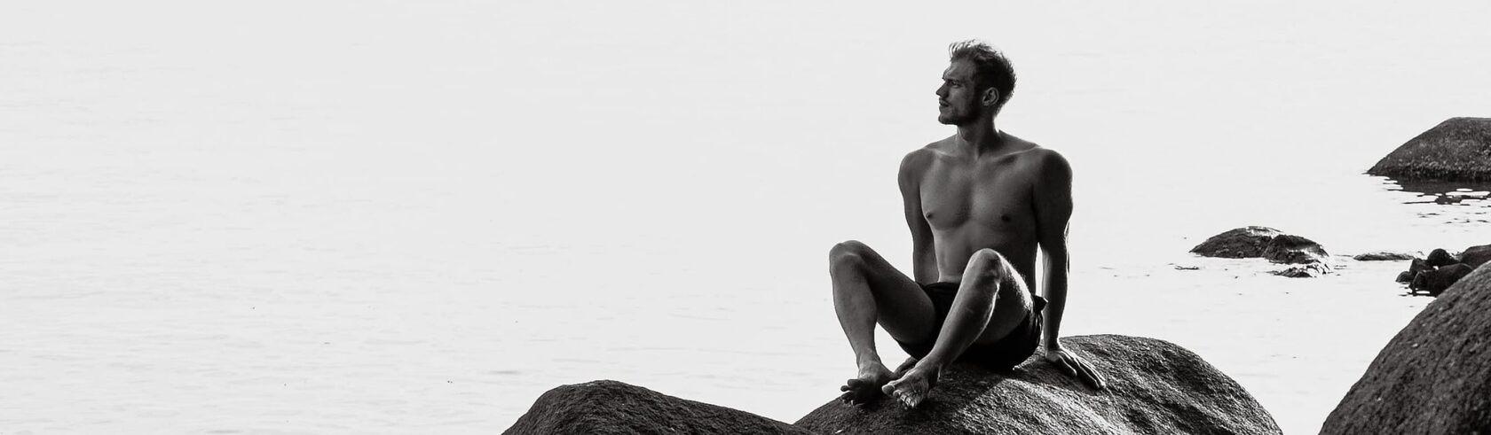 Фотосъемка кольца и браслета Swarovski с использованием студийного освещения и реквизита для создания стильного образа.