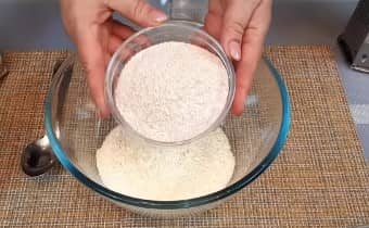 Приготовление пирога киш с лососем и брокколи: шаг 2