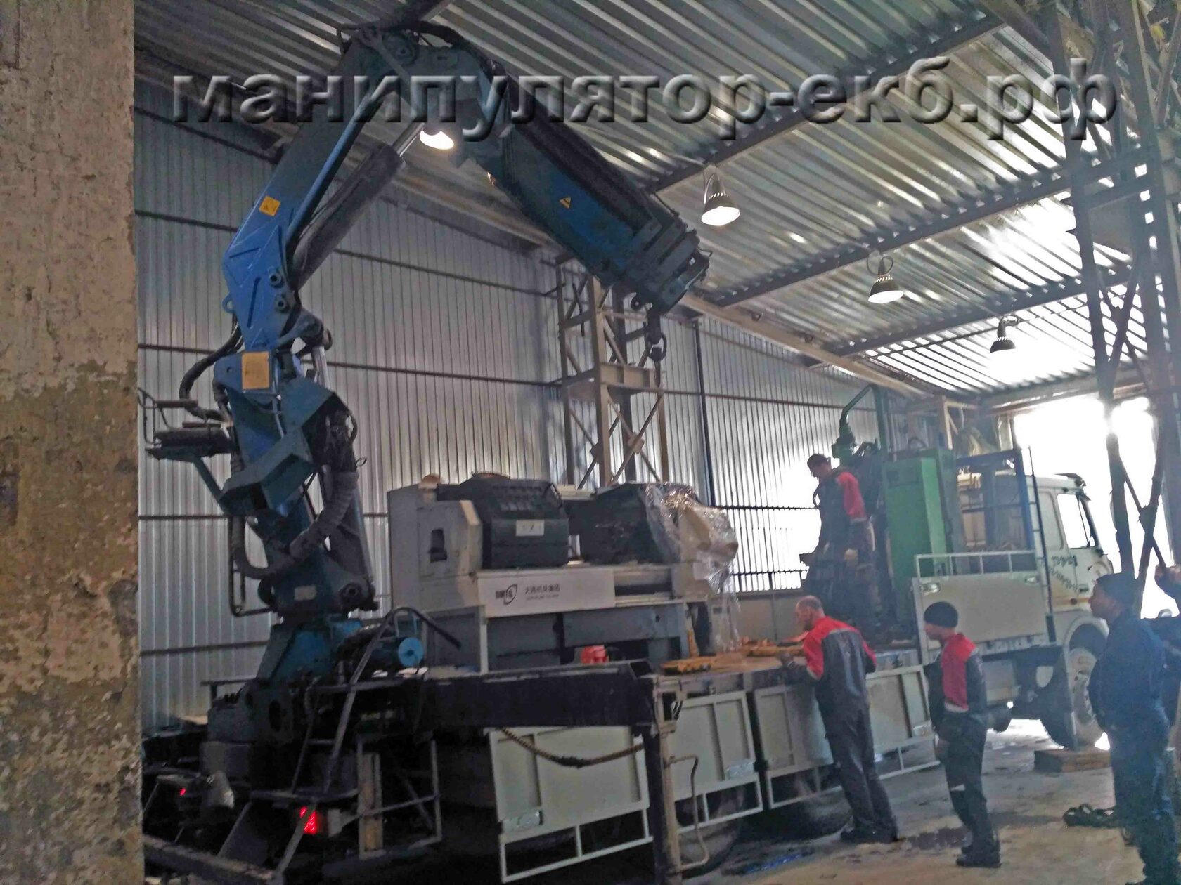 Манипулятор с складной стрелой сзади