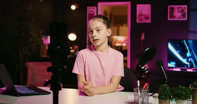 ребенок обучается блогингу в Минске