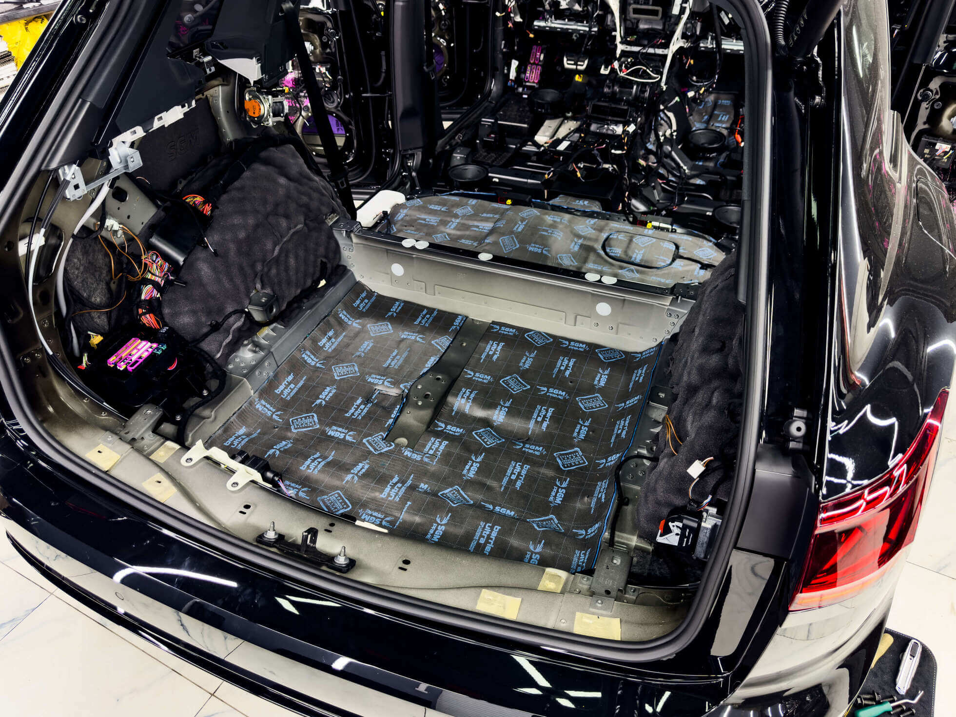 Подготовка салона автомобиля к шумоизоляции в Аврора Детейлинг