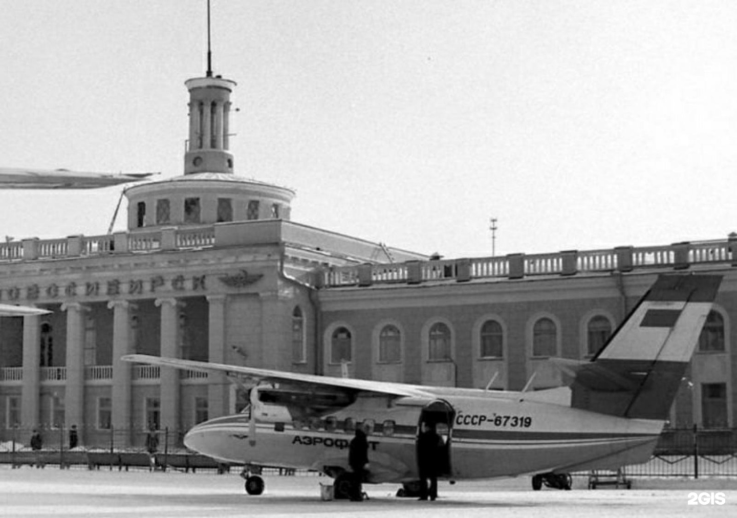 Аэропорт северный новосибирск. Старый аэропорт Новосибирск. Аэропорт Северный Новосибирск СССР. Аэропорт Северный Новосибирск 1990-е.