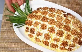 Приготовление салата с ананасом и ветчиной слоями: шаг 16