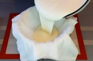 Приготовление сыра «Филадельфия» из сметаны и кефира в домашних условиях: шаг 4