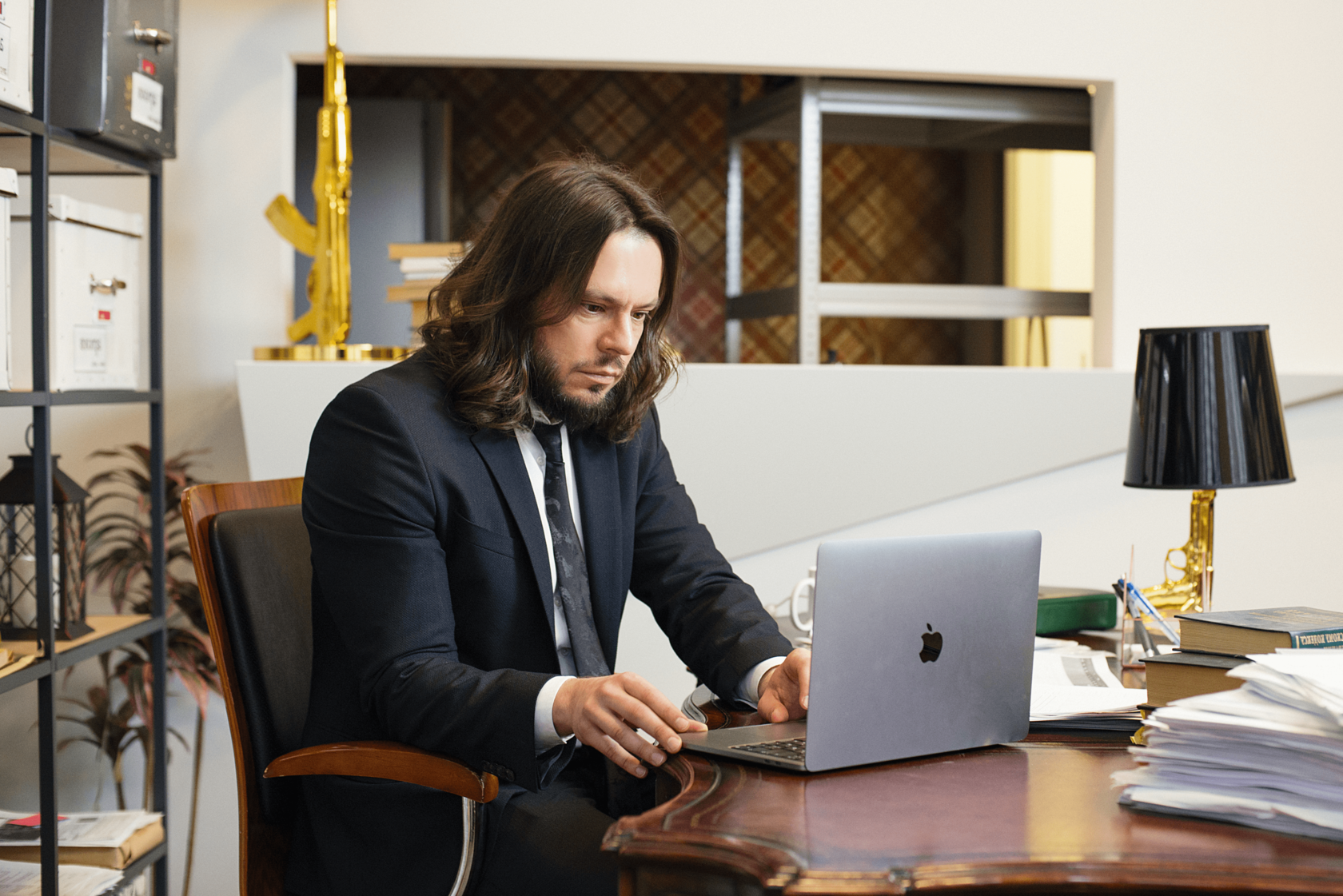 Бородатый мужчина в деловом костюме в офисе