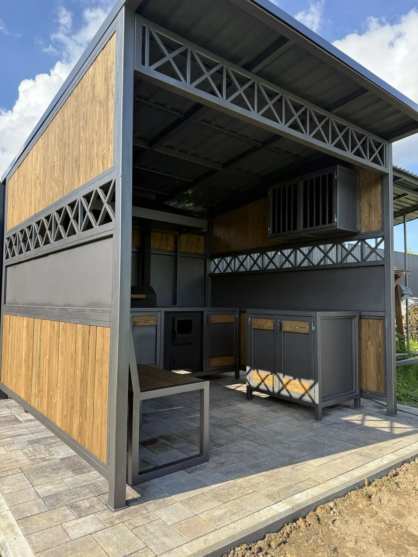 Каркас и фасады из металла с деревянными вставками