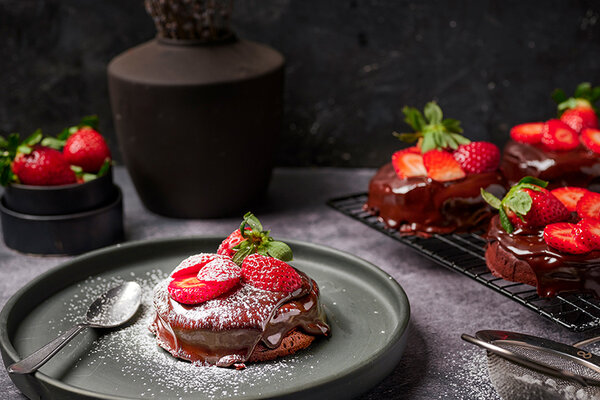 Мини шоколадови тарти с ягоди и захар от фруми Пасифлора