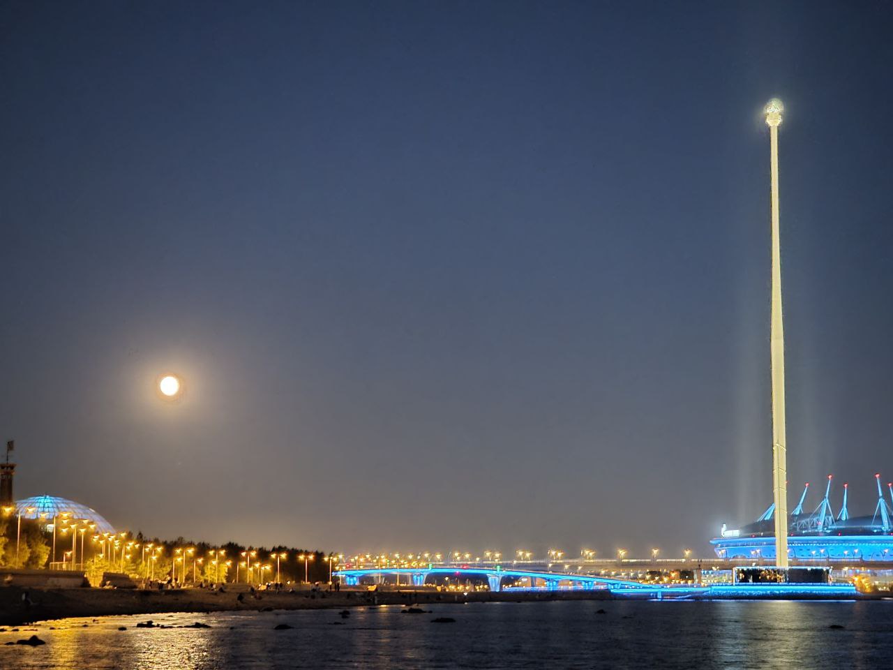 Полнолуние над Невой