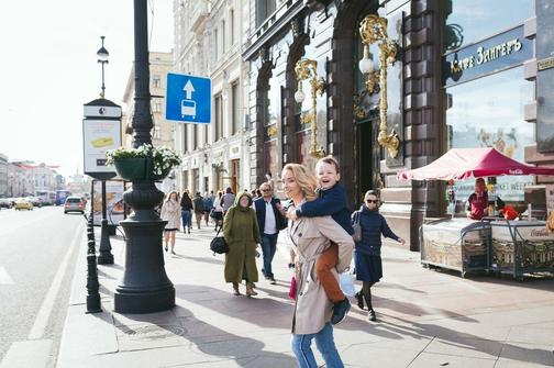 Семья петербурге. Семья в Петербурге. Семейная фотосессия в СПБ В городе. Фотосессии Санкт-Петербург семья. Питер прогулка с детьми.