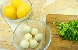 Приготовление салата «Невеста» с копчёной курицей и плавленным сыром: шаг 7