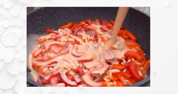 Приготовление тушёного минтая с овощами в сковороде: шаг 7