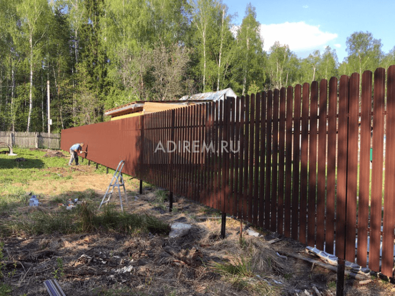 монтаж евроштакетника пд-образного ral 8017