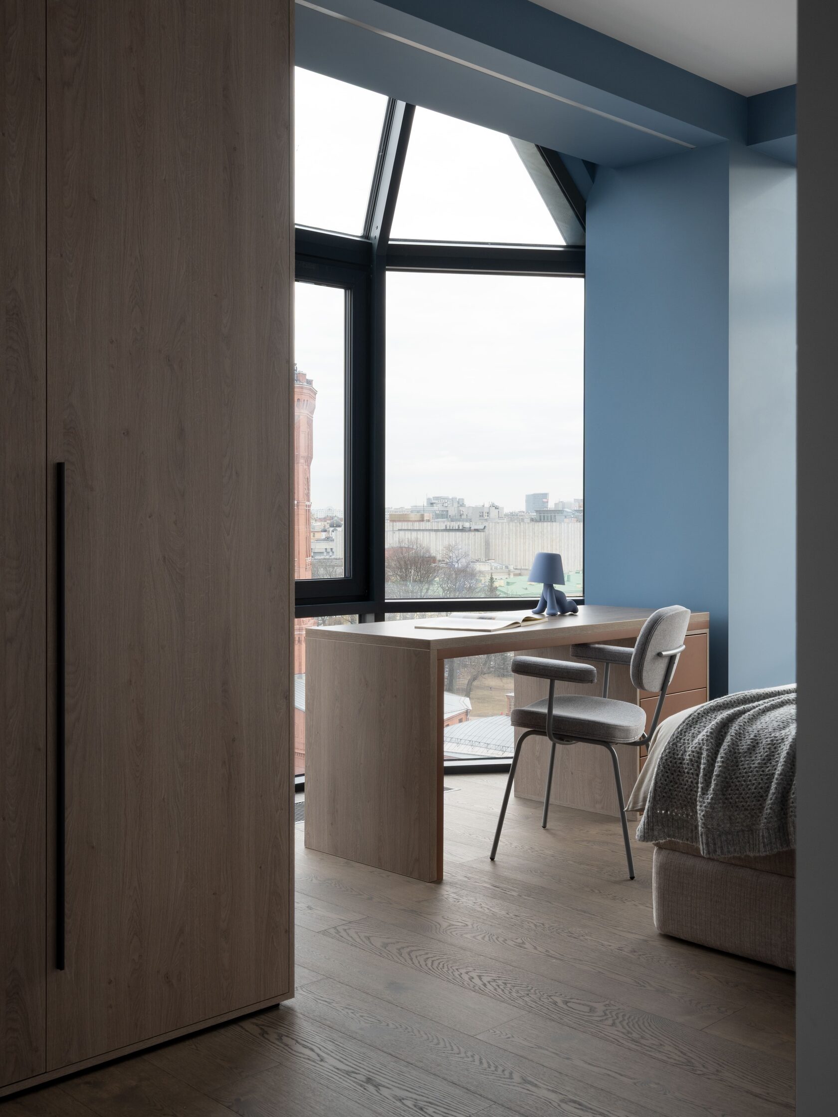 интерьер кабинет с панорамными окнами 