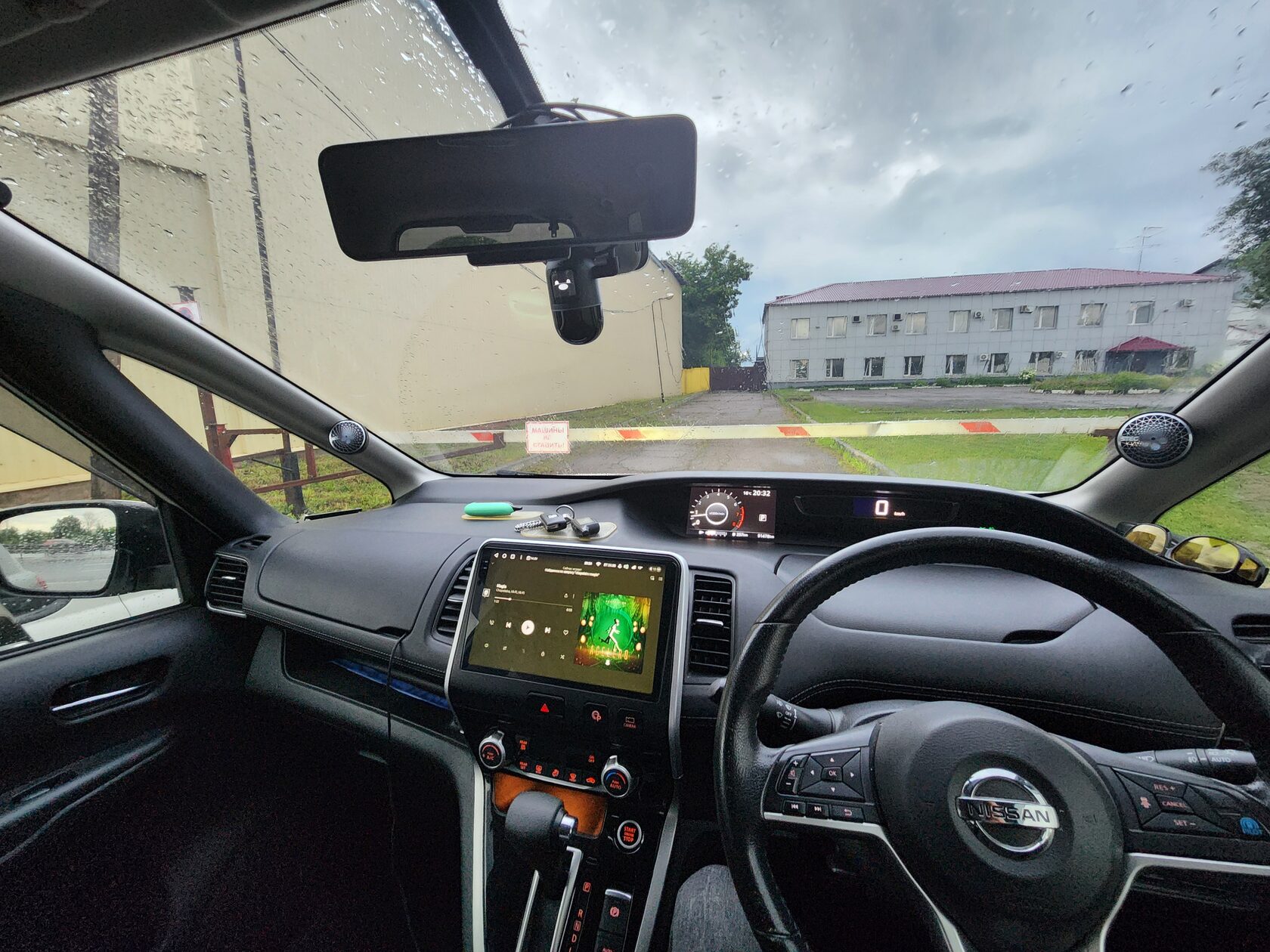 установка автозвука Nissan Serena 5