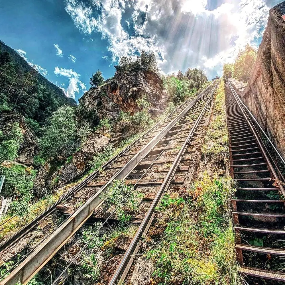 Подъемник на рельсах