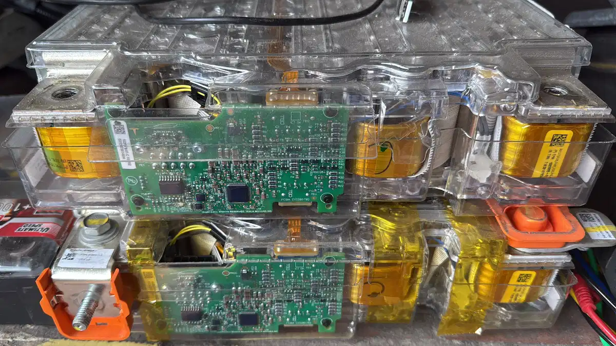 Akku Reparatur in freier Werkstatt für Elektrofahrzeuge