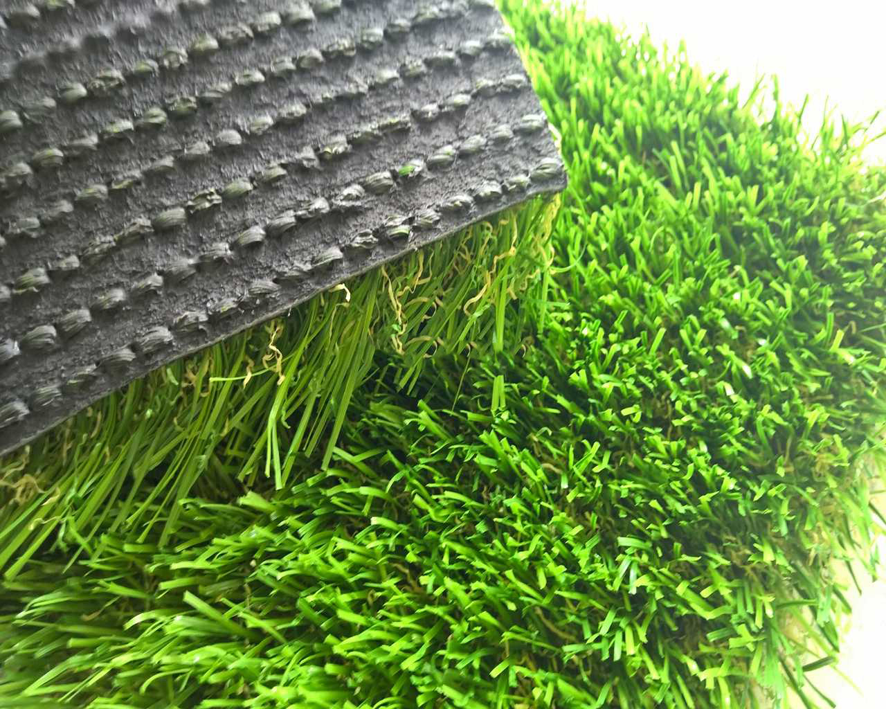 Лучшая искусственная трава. Искусственный газон. Искусственный газон на даче. Незасыпной искусственный газон. Покрытие искусственная трава.