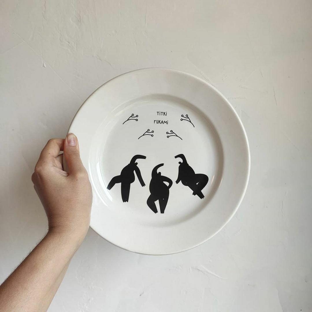керамическая тарелка с рисунком