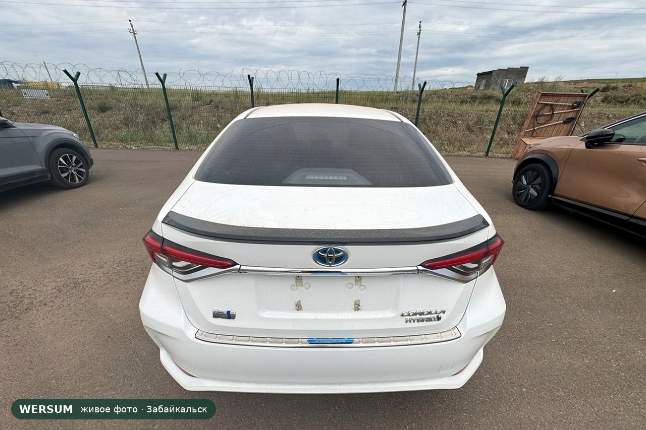Toyota Corolla 混合动力版：COROLLA HYBRID 字样